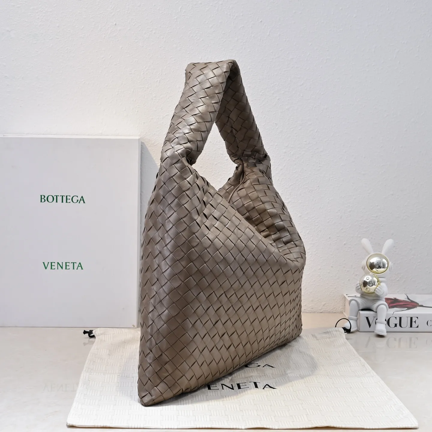 Batch 2160 #Bv Yangjin large size HOP cowhide, the bag body and handles are made of a whole piece of woven leather. The bag body is soft and lazy. Hop symbolizes the praise of innovation and eternal craftsmanship [love]. The pyramid silhouette combines practicality and fashion. Modern and casual, the bag mouth is double-sided closed design, more convenient and safe! Made of soft cowhide and full of texture, this is a must-have for fashionable ladies who like minimalism, comfort and casualness! Model: 3970 Dimensions: 54x24x13
